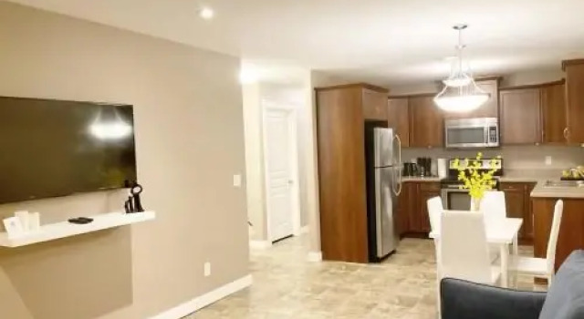 NairaVilla: upscale accommodation for groups, Reservar Hotel Regina Saskatchewan