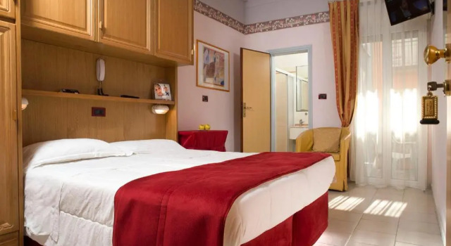 Трёхместный номер Standard с балконом Hotel Kennedy