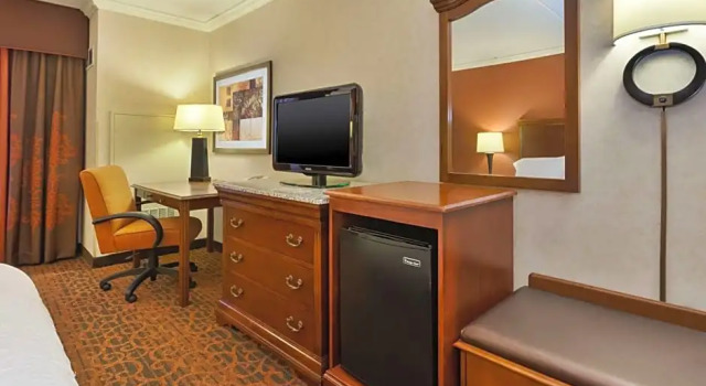 Люкс Standard Hampton Inn & Suites Cleveland-Beachwood