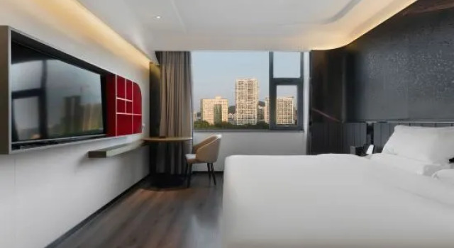 Кровать в общем номере (мужской номер) Liangzhi Huipin Hotel (Sanya Zhongfu Duty Free International Shopping Mall Shop)