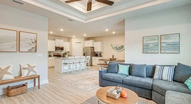 Unwind Poolside + Walk to Ocean! Port St Joe Home, Забронировать Дом для отпуска Порт-Сент-Джо Панхэндл Флорида