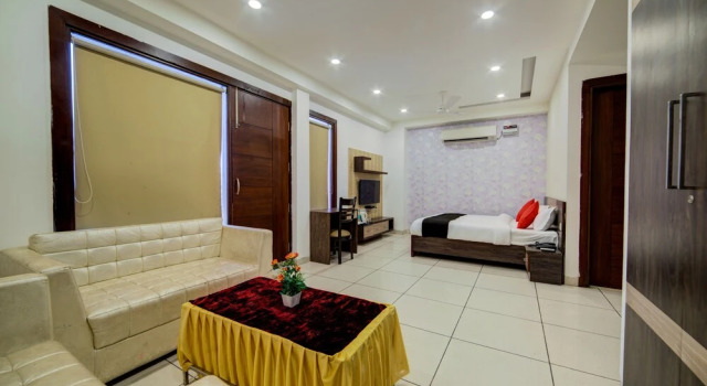 OYO 22527 Supreme Residency, Забронировать Отель Отели Шахдара 3 звезды, 3*
