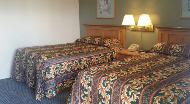 Четырёхместный номер Standard Parkway Inn Eugene