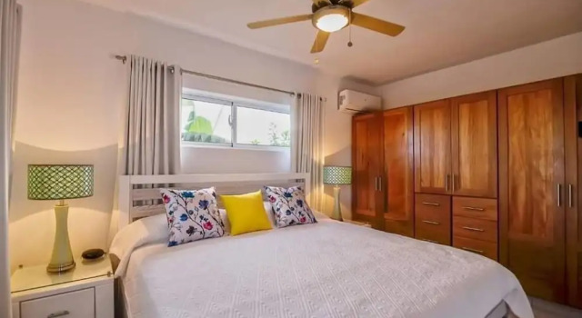 Вилла с 2 комнатами Professionally Decorated Open Concept Villa