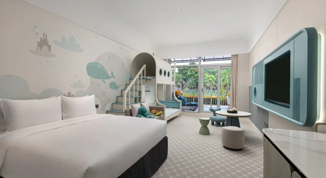 Трёхместный семейный номер Deluxe Yuehua Hotel Xiamen Seaside Hotel corridor leads to the stone exhibition hall