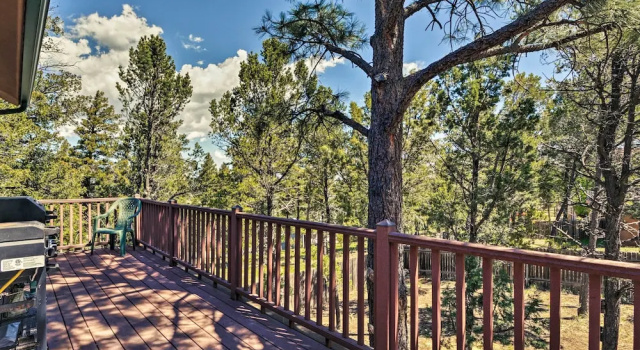 Коттедж с 4 комнатами с балконом Large Ruidoso Home w/ Stunning Views & Hot Tub!