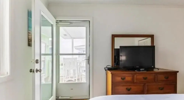 Beauty & The Beach-8B - 2 Br Home, Book Feriehus Hoteller i Supply med parkering, Parkering