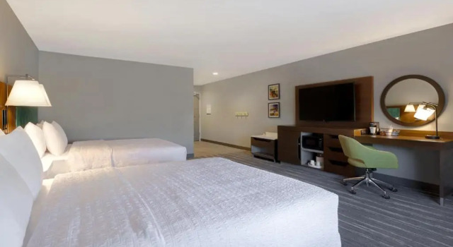 Четырёхместный номер Standard Hampton Inn & Suites Marina