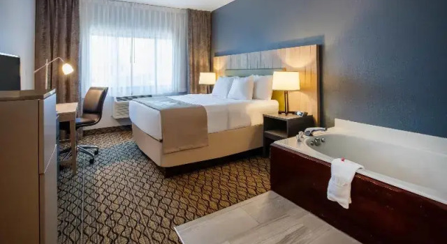 Номер Deluxe Days Inn & Suites by Wyndham Rochester Hills MI