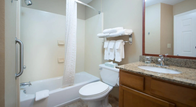 Двухместный люкс c 1 комнатой Candlewood Suites Wake Forest-Raleigh Area by IHG