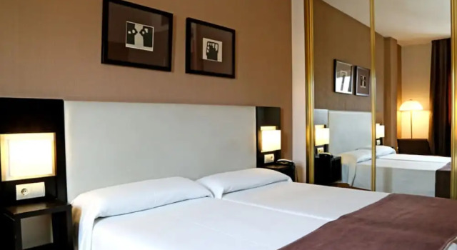 Трёхместный семейный номер Standard Hostal Carlos III
