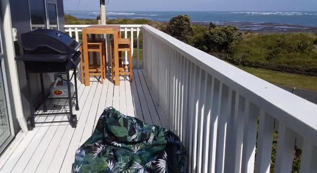 Karoro the beach front bach with views to die for, Buchen Sie Hotel Raglan Waikato