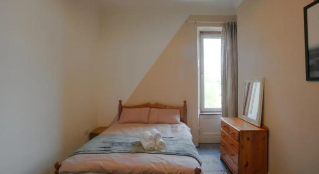 Spacious 3-Bed Apartment for Small Large Groups Close to BBC SSE Central Glasgow West End Free Parking, Забронировать Апартаменты/квартира Отели Glasgow & The Clyde Valley с парковкой, Парковка
