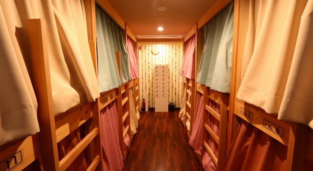 Кровать в общем номере (женский номер) RED HELMET House & Sports Bar Hiroshima