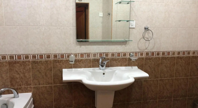 apartment 4 rooms, Prenota Appartamento Baku Azerbaigian, vicino a Piazza della Libertà