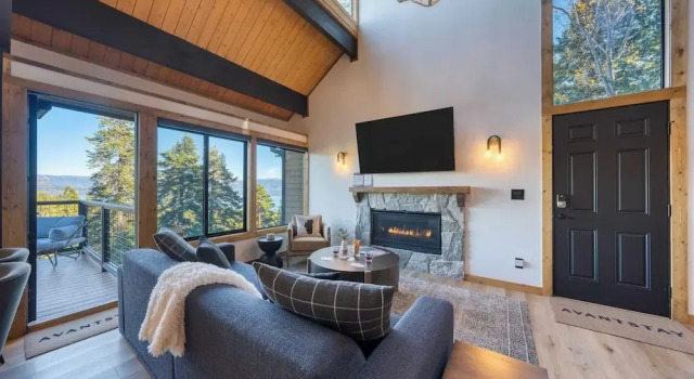 Коттедж с 3 комнатами с балконом Lake View, Firepit, Game Room Remodeled Nightingale Overlook by Avantstay