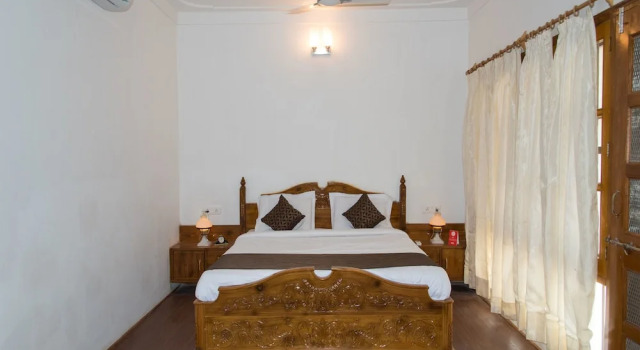 OYO 10412 Home Exotic 4BHK Villa Govardhan Vilas, Забронировать Вилла Отели штата Раджастхана с парковкой, Парковка