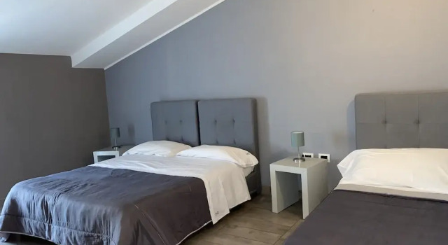 Трёхместный номер Standard с балконом Victoria Hotel