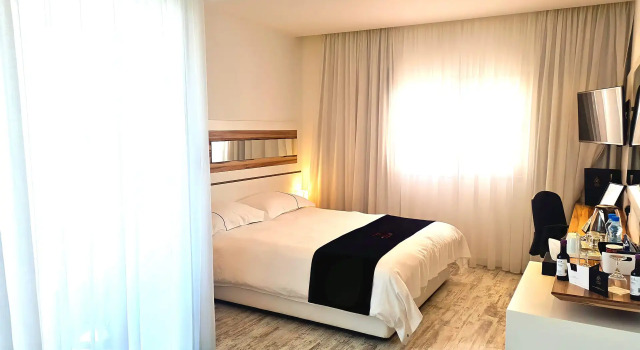 Двухместный номер Classic с балконом и с видом на внутреннюю территорию The Ciao Stelio Deluxe Boutique Hotel