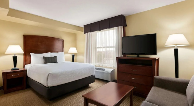 Двухместная студия люкс Non Smoking Days Inn & Suites by Wyndham Sherwood Park Edmonton