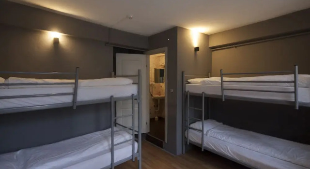 Кровать в общем номере Eastwest Guesthouse