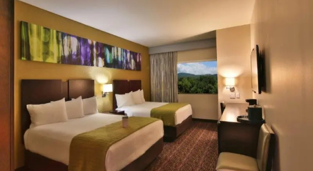 Четырёхместный номер Standard с видом на горы Harrahs Cherokee Valley River Hotel & Casino - A Caesars Rewards Destination