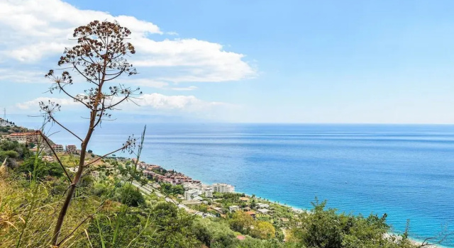 Sea-View Holiday Home in Letojanni with Garden, Buchen Sie Ferienwohnung Hotels in Sizilien mit Parkplatz, Parkplätze