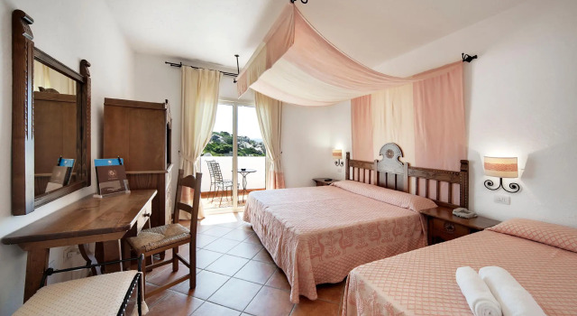 Трёхместный номер Superior COLONNA GRAND HOTEL CAPO TESTA, a Colonna Luxury Beach Hotel, Santa Teresa Sardegna