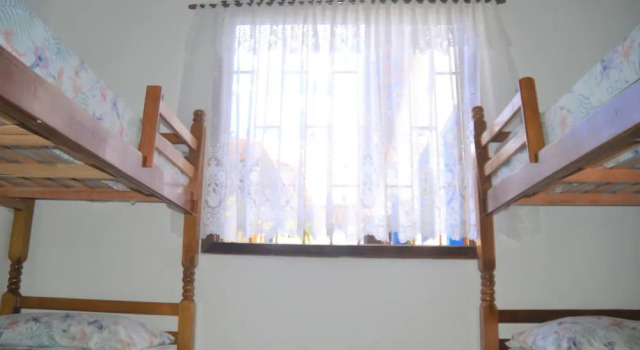 Кровать в общем номере рядом с пляжем Marujo Hostel