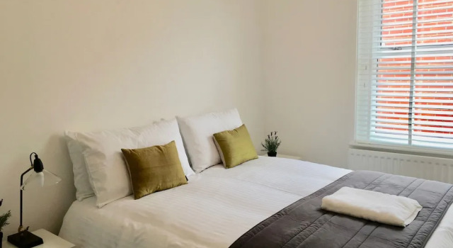 Апартаменты с балконом Netley Village Apartment By Your Stay Solutions Short Lets & Serviced Accommodation Netley Southampton With Free Wi-Fi