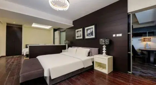 Suite Deluxe World Trade Hotel (Luoyang Longmen High-speed Railway Station Sports Center)