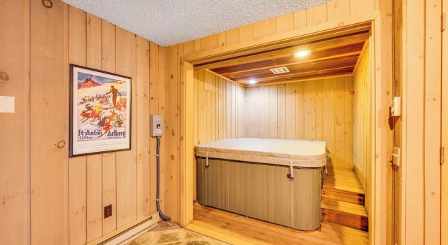 Апартаменты 0.5 Mi to Dtwn & Trails: Conway Condo w/ Hot Tub!