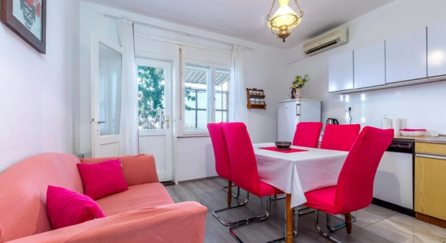 Stunning Apartment in Podstrana With 2 Bedrooms and Wifi, Забронировать Апартаменты/квартира Отели Подстраны с парковкой, рядом с Частный Пляж «Апартментс Лавица Бич Думичич», Парковка