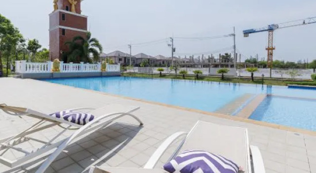 Pattaya town house three bedroom pool villa 【8 minutes drive to floating market + swimming pool】, Забронировать Вилла Бангсаре провинция Чонбури
