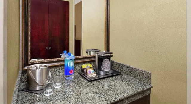 Четырёхместный номер Standard с балконом DoubleTree by Hilton Raleigh Durham Airport at Research Triangle Park