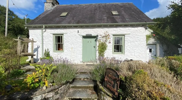 Traditional 18th Century Welsh Cottage, Забронировать Дом для отпуска Лланфэр-ар-и-брин Южный Уэльс