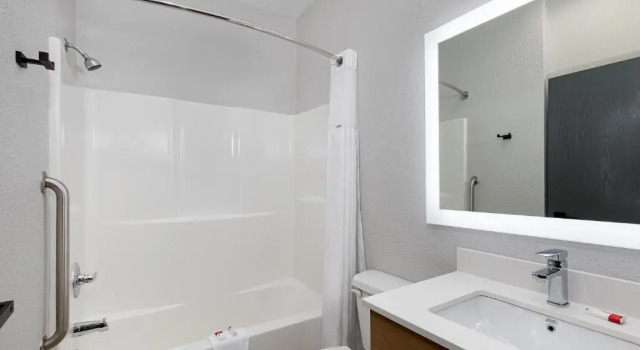 Двухместный номер Standard Microtel Inn & Suites by Wyndham Manchester - Newly Renovated