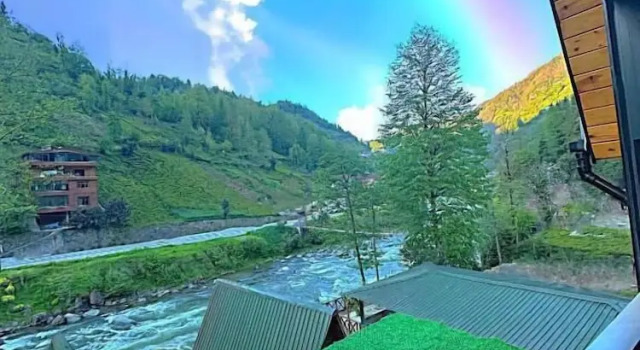 Люкс Luxury с балконом и с видом на реку Tabiat Bungalows