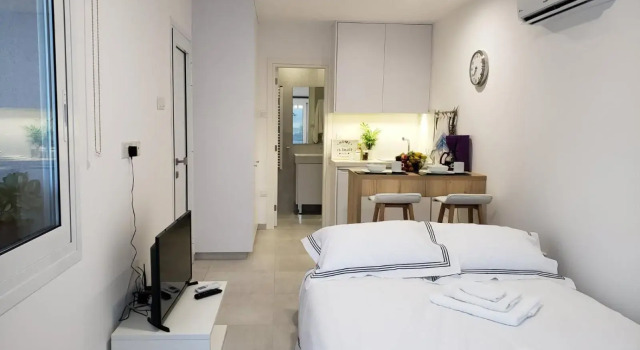 Modern & Cozy Studio w/ Backyard Near City Center, Boek Hotel Limasol Limassol