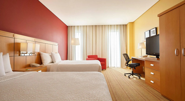 Четырёхместный номер Standard Courtyard by Marriott Leon at The Poliforum