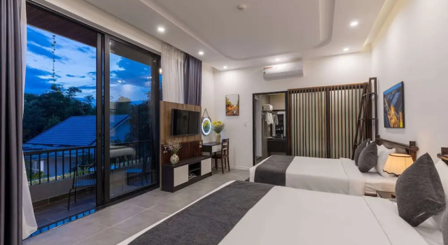 Четырёхместный семейный номер Standard с балконом Charm Champion Villa Hoian