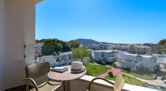 Двухместный номер Standard с балконом и с частичным видом на море Avra Beach Resort