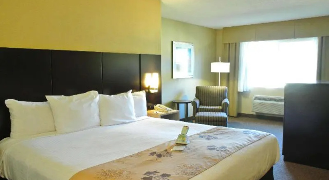 Четырёхместный номер Standard с балконом Best Western Seattle Airport Hotel