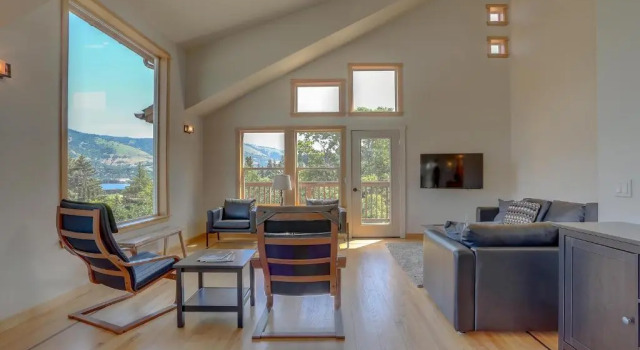 Hutson's Bridgeview **30 Day minimum**, Prenota Hotel Hood River Columbia River Gorge