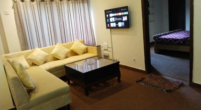 Comfort Hub Luxury 2BR Family Apartments, Fast WiFi , Smart TV, Book Apartment Hotels in Islamabad with Parking, Parking