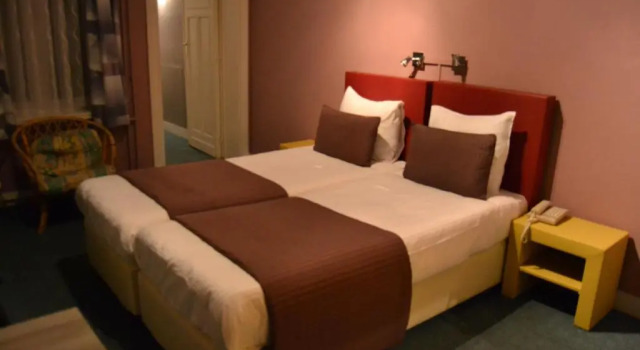 Четырёхместный номер Hotel Derby MERODE