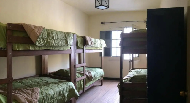 Postel ve společném pokoji pro ženy Peter's Hostel
