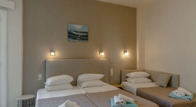 Трёхместный номер Standard с балконом и с видом на внутреннюю территорию Areti Hotel