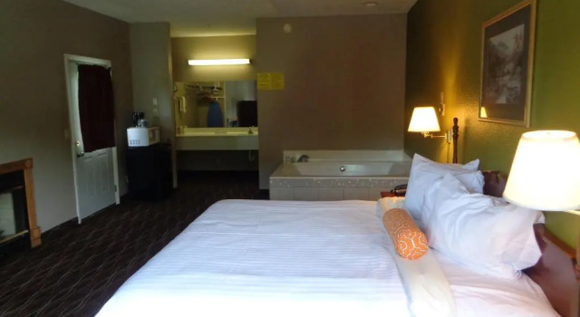 Люкс SureStay Hotel by Best Western Helen Downtown