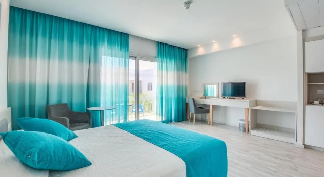 Номер Family с балконом Anesis Hotel